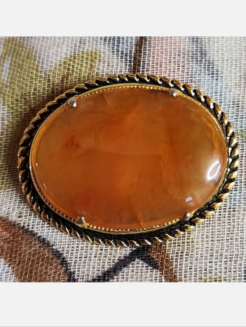 Carnelian Agate Unsigned Oval Stone Brooch Pin Prong Set Gold Tone Rope Setting